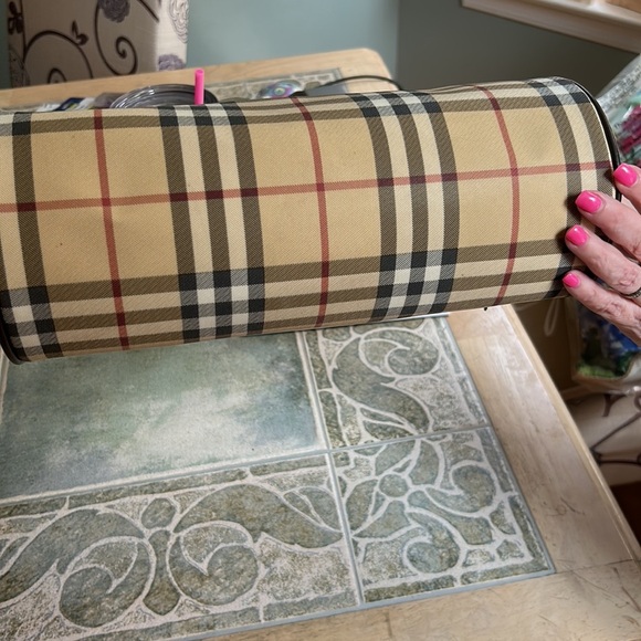 Brand: Burberry Color: Tan checked Burberry pattern - Picture 4 of 6